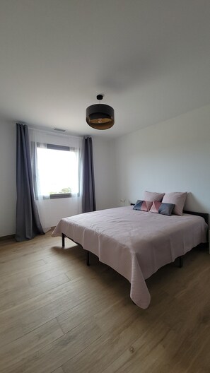 5 habitaciones, tabla de planchar con plancha y cuna de viaje 