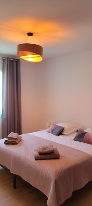 5 bedrooms, iron/ironing board, travel crib, free WiFi