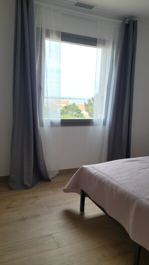 5 habitaciones, tabla de planchar con plancha y cuna de viaje 