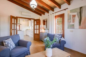 Televisio, takka, pöytätennispöytä