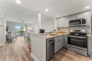 Kylskåp, mikrovågsugn, ugn och diskmaskin