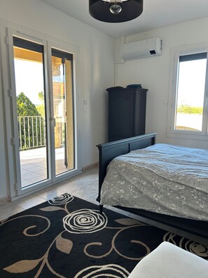 6 bedrooms, travel cot, free WiFi, bed sheets