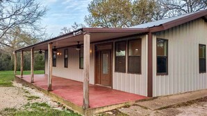 A single-story building with a covered porch and a red roof. - Oma's Haus in Franklin - Near Franklin Ranch Baseball Fields! (Franklin)