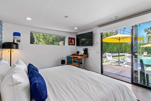 4 bedrooms, desk