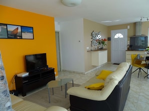 TV, fireplace