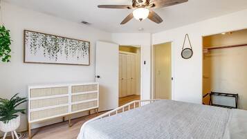 3 chambres, fer et planche à repasser, Wi-Fi, draps fournis