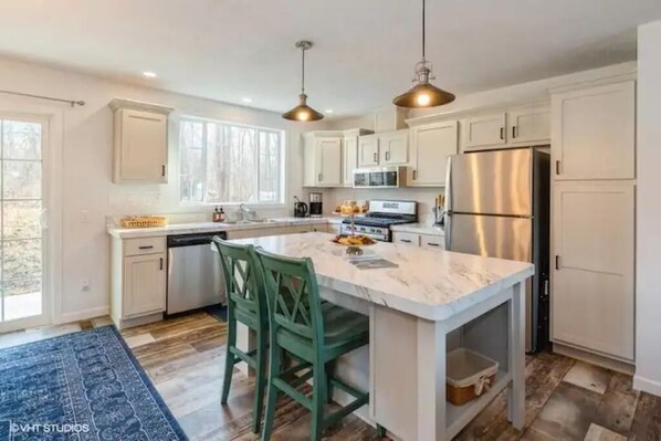 Een koelkast, een magnetron, een oven, een kookplaat