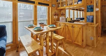 One minute to beach/fishing lake! Knotty but Nice-sleeps upto 6-Pet/Kid Friendly