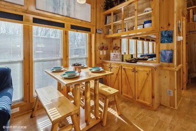 One minute to beach/fishing lake! Knotty but Nice-sleeps upto 6-Pet/Kid Friendly