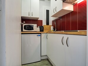 Refrigerador, microondas, cafetera y tetera y tostadora 