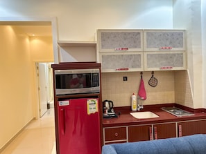Standard Apartment | Dapur peribadi | Ketuhar gelombang mikro, ketuhar, cerek elektrik, bekalan pembersihan 