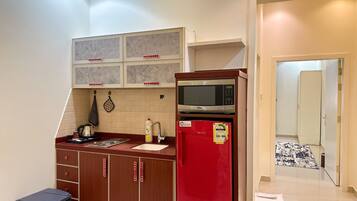 Apartament estàndard | Cuina privada | Microones, forn, bullidora elèctrica i productes de neteja
