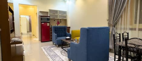 Căn hộ Tiêu chuẩn | Khu phòng khách | TV màn hình phẳng 43-inch có truyền hình vệ tinh, TV