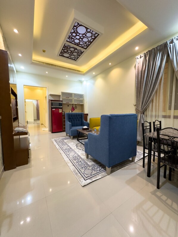 Standard-Apartment | Wohnbereich | 43-Zoll-Flachbildfernseher mit Satellitenempfang, Fernseher