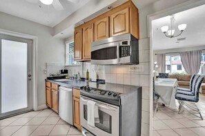 Villa, 3 Bedrooms | Private kitchen | Fridge, microwave, oven, stovetop - Palm Lined Oasis Walk To Beach (Hollywood)