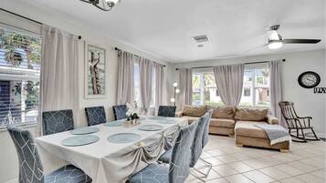 Villa, 3 Bedrooms | In-room dining