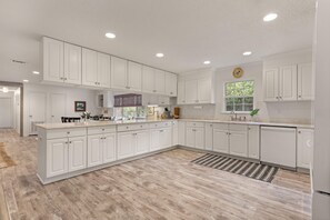 雪櫃、微波爐、焗爐、爐具