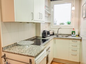 Kjøleskap, mikrobølgeovn, ovn og oppvaskmaskin