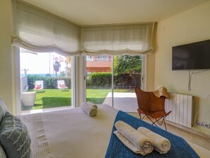 4 bedrooms, iron/ironing board, free WiFi, bed sheets
