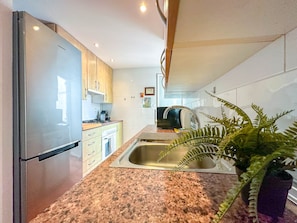 Kjøleskap, mikrobølgeovn, ovn og oppvaskmaskin