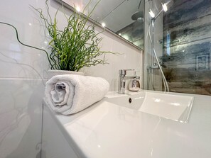 Hair dryer, towels - Sira House by Hello Homes Sitges (Sitges)