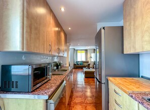 Geladeira, micro-ondas, fogão, lava-louças