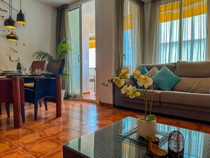 TV - Sira House by Hello Homes Sitges (Sitges)