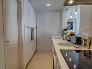 Refrigerador, microondas, horno y lavavajillas 