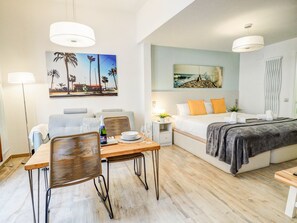 1 habitación, tabla de planchar con plancha, wifi gratis y ropa de cama 