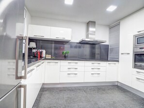 Kjøleskap, mikrobølgeovn, ovn og oppvaskmaskin