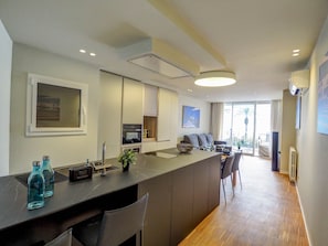 Fridge, oven, dishwasher, coffee/tea maker