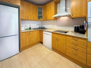 Kjøleskap, mikrobølgeovn, ovn og oppvaskmaskin