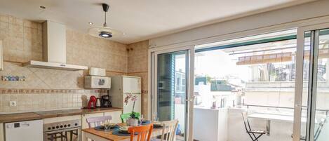 Kjøleskap, mikrobølgeovn, ovn og oppvaskmaskin