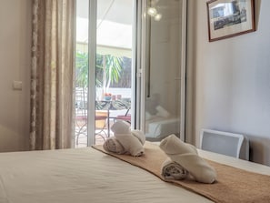 2 bedrooms, iron/ironing board, free WiFi, bed sheets - Zafiro Apartment by Hello Homes Sitges (Sitges)