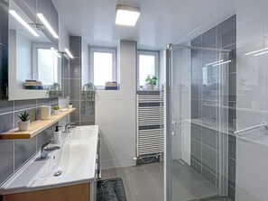 Douche, sèche-cheveux, savon, papier toilette