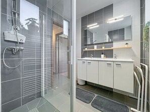 Douche, séchoir à cheveux, savon, papier de toilette