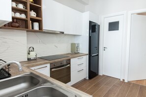 Full-sized fridge, oven, toaster, cookware/dishes/utensils - Modern Stylish 2 Bd Apt in Vironas (Vyronas)