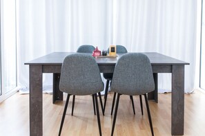 In-room dining - Modern Stylish 2 Bd Apt in Vironas (Vyronas)