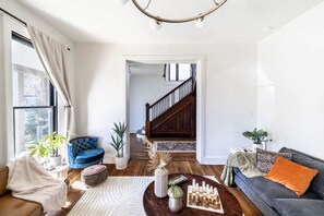 Tv och ett bordtennisbord