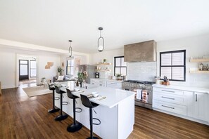 Kylskåp, mikrovågsugn, ugn och spishäll