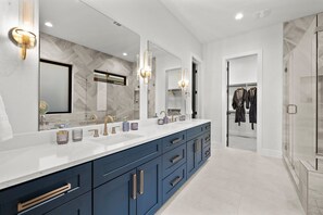 Shower, hair dryer, towels, shampoo