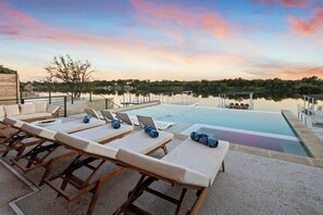 Una piscina al aire libre, una piscina climatizada
