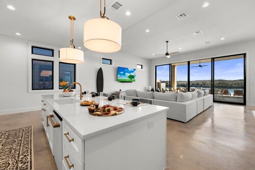 The Enclave | Kid's Play Zone | Game Room | Infinity Pool + Spa | 9 Mi to Winery