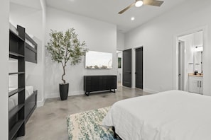5 habitaciones, tabla de planchar con plancha y cuna de viaje