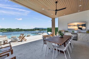 Una piscina al aire libre, una piscina climatizada