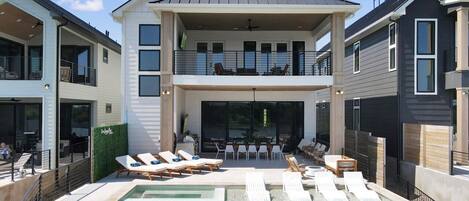 Una piscina al aire libre, una piscina climatizada