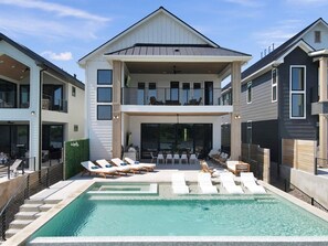 Una piscina al aire libre, una piscina climatizada