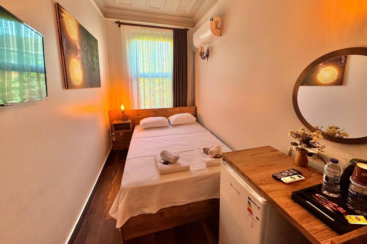 Economy Double Room | 고급 침구, 미니바, 책상, 노트북 작업 공간