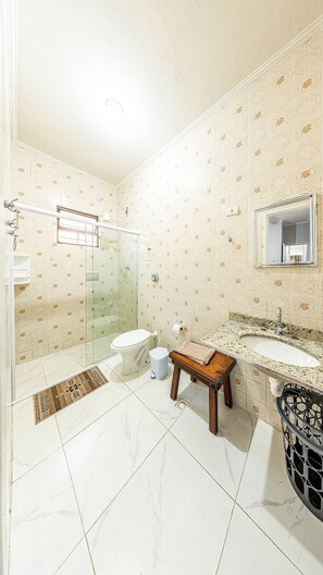 Shower, rainfall showerhead, towels - Casa próximo praia Maracanã (Praia Grande)