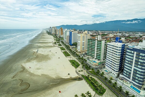 On the beach, white sand - Casa próximo praia Maracanã (Praia Grande)